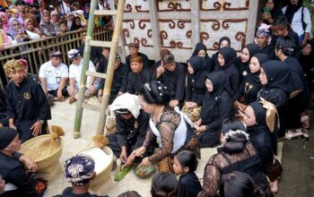 KHIDMAT — Prosesi upacara adat Seren Taun ke-446 berlangsung di Kampung Adat Kasepuhan Sinar Resmi, Desa Sirnaresmi, Kecamatan Cisolok, Kabupaten Sukabumi, Minggu (13/7/2025).(FOTO: NANDI/RADARSUKABUMI)