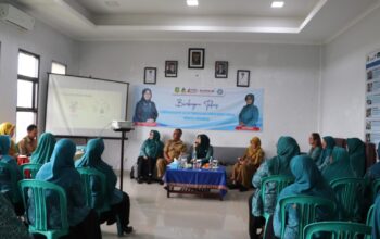 Pemerintah Kelurahan Baros, Kecamatan Baros, menggelar pelatihan pengelolaan sampah yang diikuti oleh 24 Kader Pemberdayaan dan Kesejahteraan Keluarga (PKK). Kegiatan berlangsung di ruang pertemuan Kantor Kelurahan Baros, Senin (14/7). (Foto: IST)