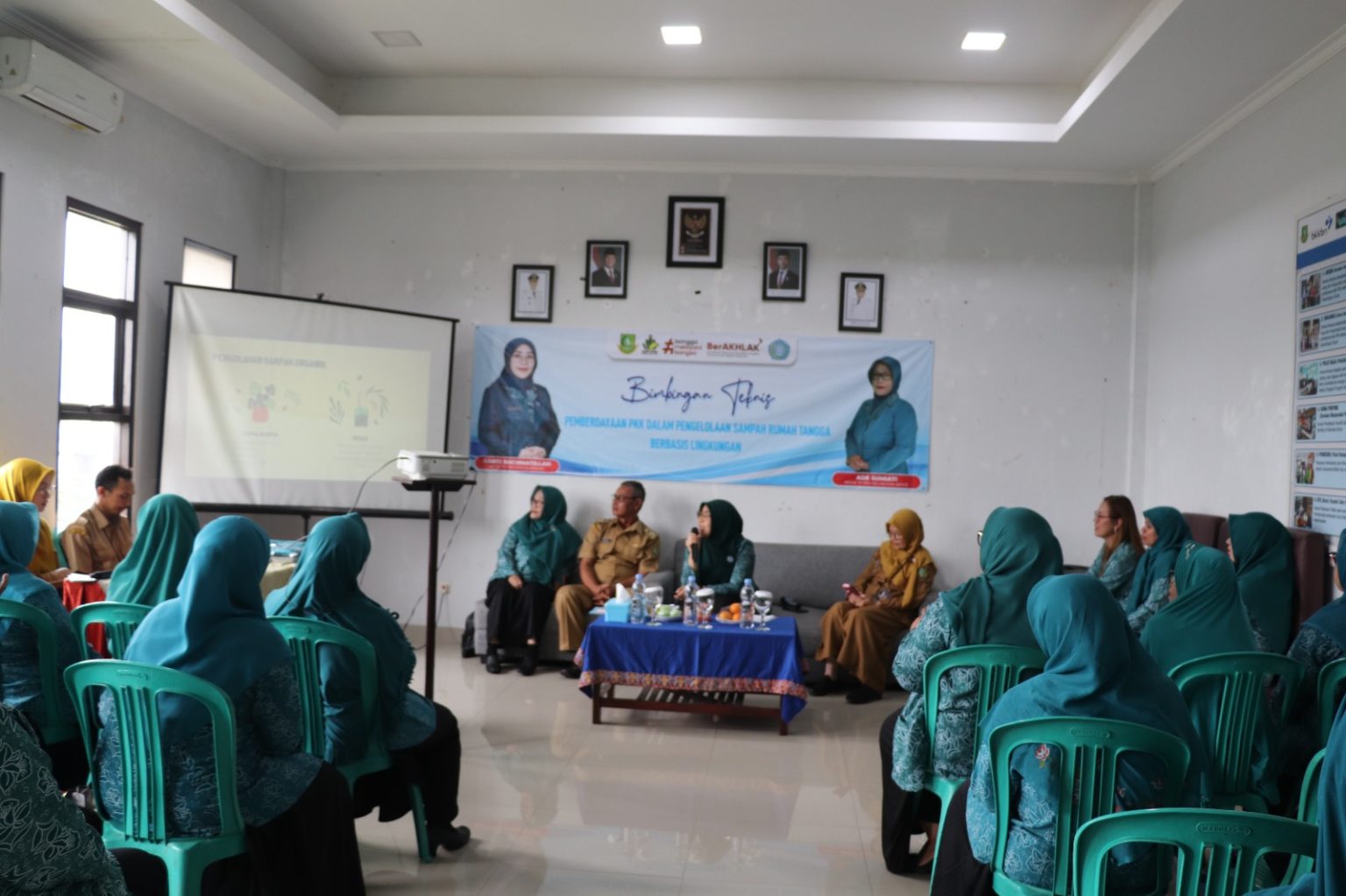 Pemerintah Kelurahan Baros, Kecamatan Baros, menggelar pelatihan pengelolaan sampah yang diikuti oleh 24 Kader Pemberdayaan dan Kesejahteraan Keluarga (PKK). Kegiatan berlangsung di ruang pertemuan Kantor Kelurahan Baros, Senin (14/7). (Foto: IST)