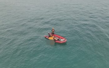 DITEMUKAN: Upaya pencarian terhadap Fahmi (10), bocah asal Palabuhanratu yang tenggelam di Pantai Buffalo, berakhir tragis. Tim SAR gabungan menemukan jasad korban dalam kondisi meninggal dunia, Senin (14/7/2025). (Foto: Nandi/Radar Sukabumi)