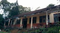 Prihatin! Murid SDN Simpang Sukabumi Terpaksa Belajar Lesehan di Ruang Kantor