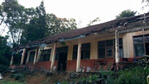 Prihatin! Murid SDN Simpang Sukabumi Terpaksa Belajar Lesehan di Ruang Kantor