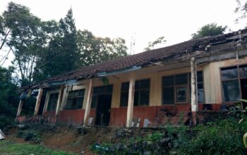RUSAK : Terpaksa belajar lesehan bergiliran di ruang kantor yang disulap menjadi kelas darurat, menyusul rusaknya dua ruang kelas utama sejak lebih dari lima tahun lalu.(Foto: Nandi/Radar Sukabumi)