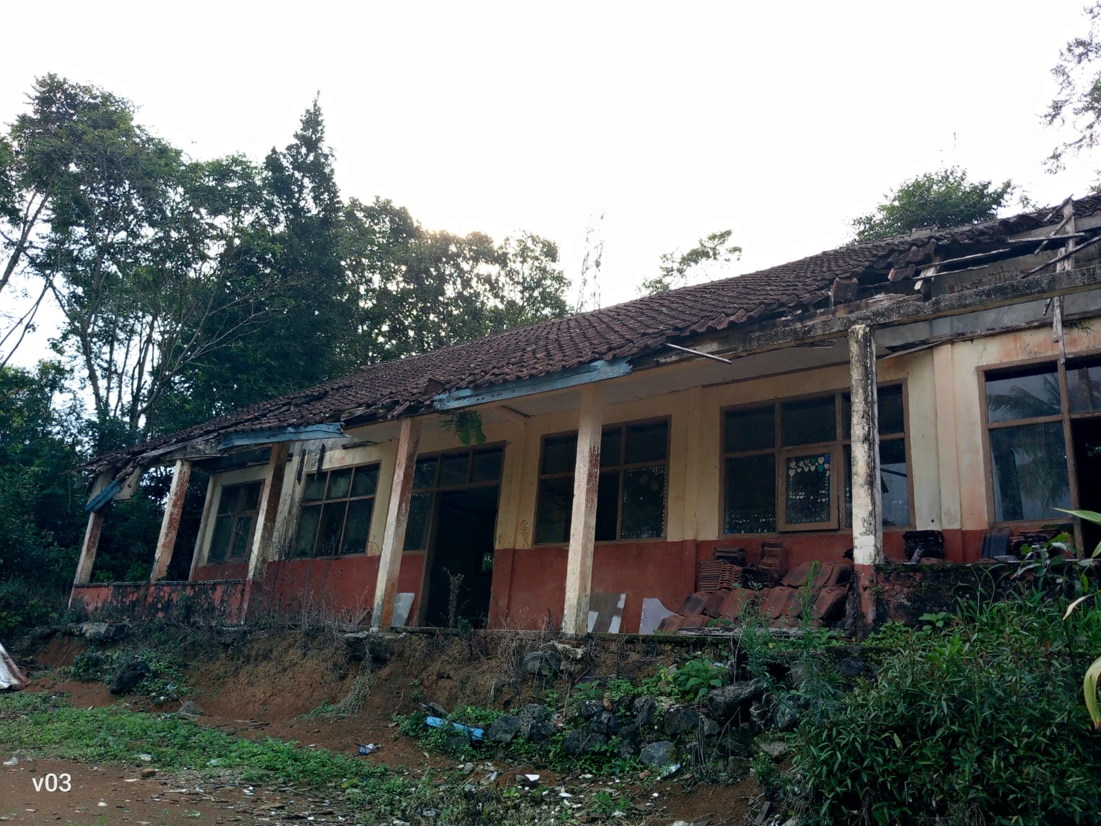 RUSAK : Terpaksa belajar lesehan bergiliran di ruang kantor yang disulap menjadi kelas darurat, menyusul rusaknya dua ruang kelas utama sejak lebih dari lima tahun lalu.(Foto: Nandi/Radar Sukabumi)