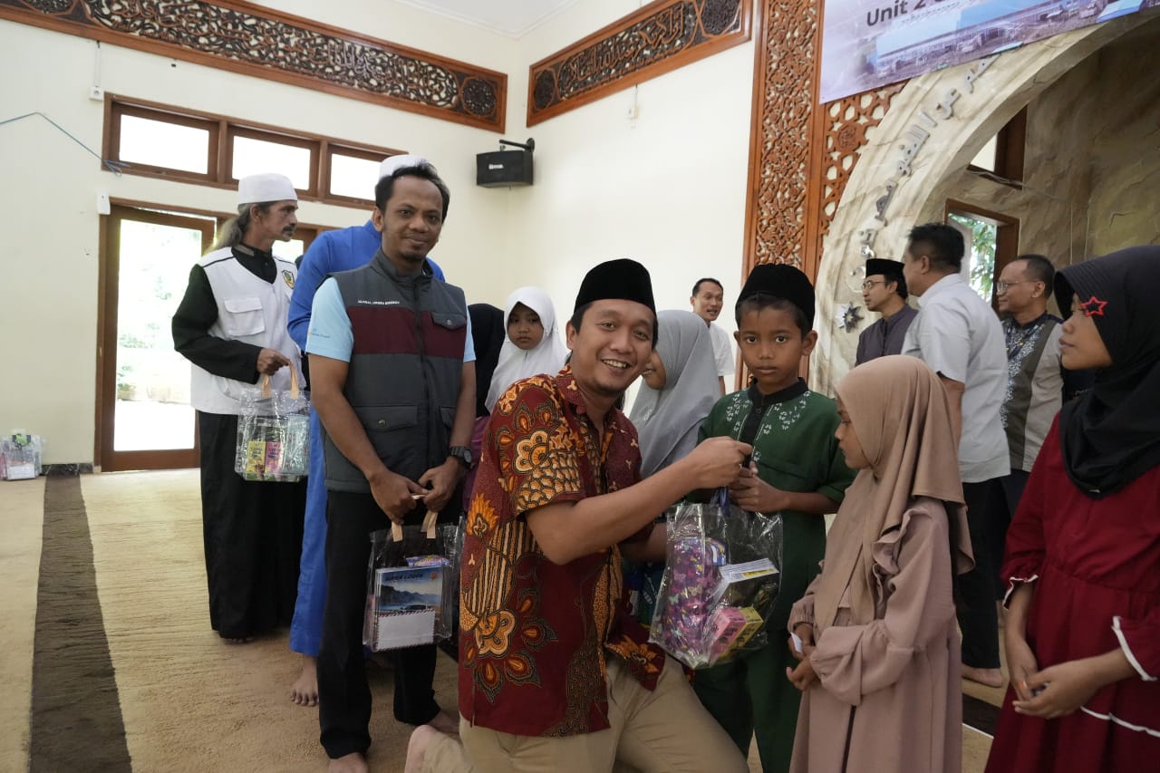 PT PLN Indonesia Power UBP Jawa Barat 2 Palabuhanratu bersama PLN Indonesia Power UBH Unit II Palabuhanratu menggelar kegiatan santunan anak yatim dan doa bersama. (Foto: Nandi/Radar Sukabumi)
