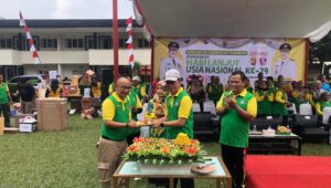 Peringati HLUN ke-29, Disdukcapil Sukabumi Serahkan KTP-el dan Aktifkan IKD bagi Lansia