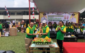 Sekda Kabupaten Sukabumi, Ade Suryaman saat foto bersama lansia usai menyerahkan KTP-el dan aktivasi IKD.