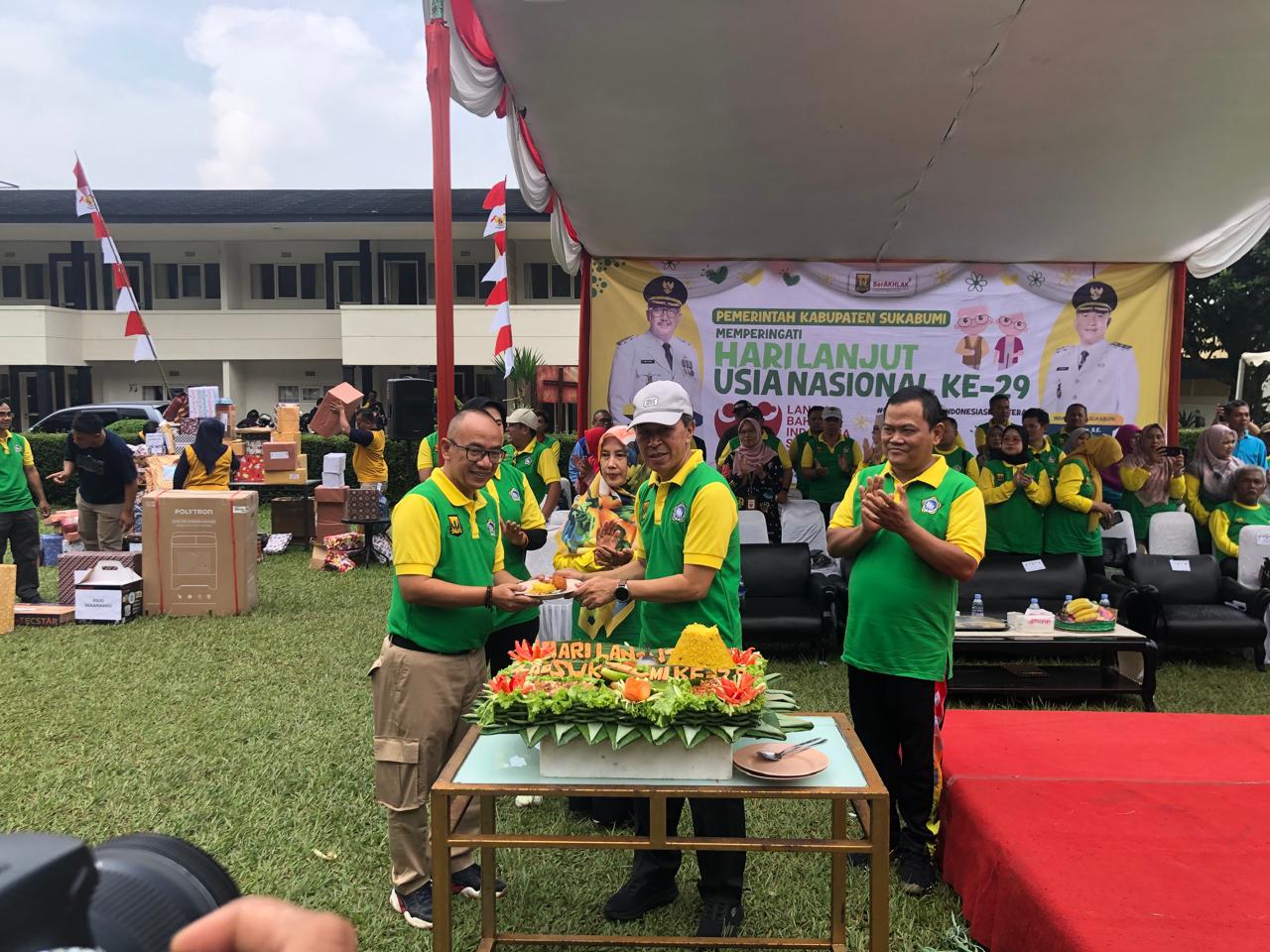 Sekda Kabupaten Sukabumi, Ade Suryaman saat foto bersama lansia usai menyerahkan KTP-el dan aktivasi IKD.