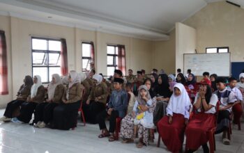 SANTUNAN: IPSM) Kota Sukabumi kembali menunjukkan kepedulian sosialnya dengan memberikan santunan kepada 20 anak yatim piatu di Kelurahan Cibeureum Hilir, belum lama ini.