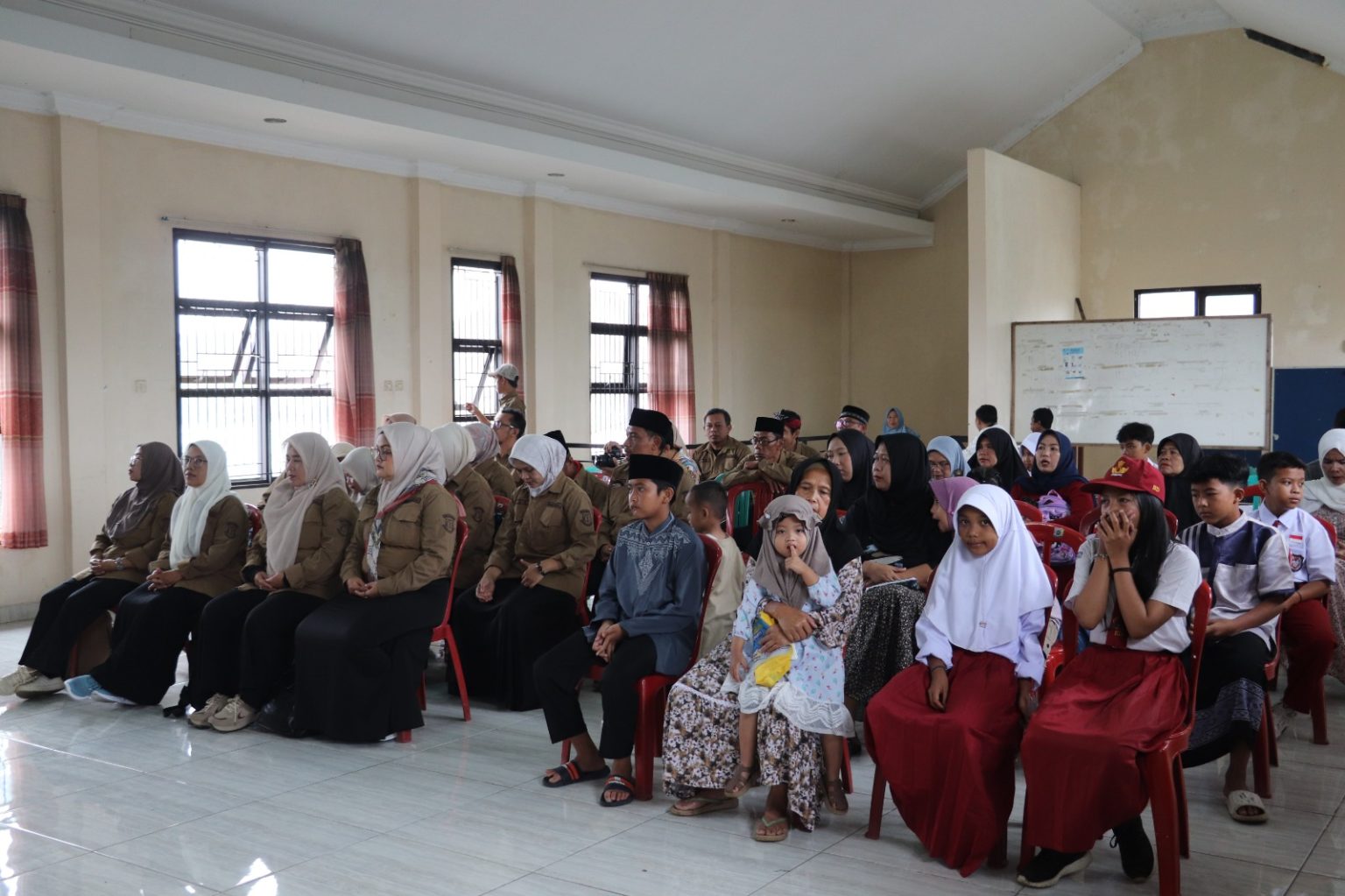 SANTUNAN: IPSM) Kota Sukabumi kembali menunjukkan kepedulian sosialnya dengan memberikan santunan kepada 20 anak yatim piatu di Kelurahan Cibeureum Hilir, belum lama ini.