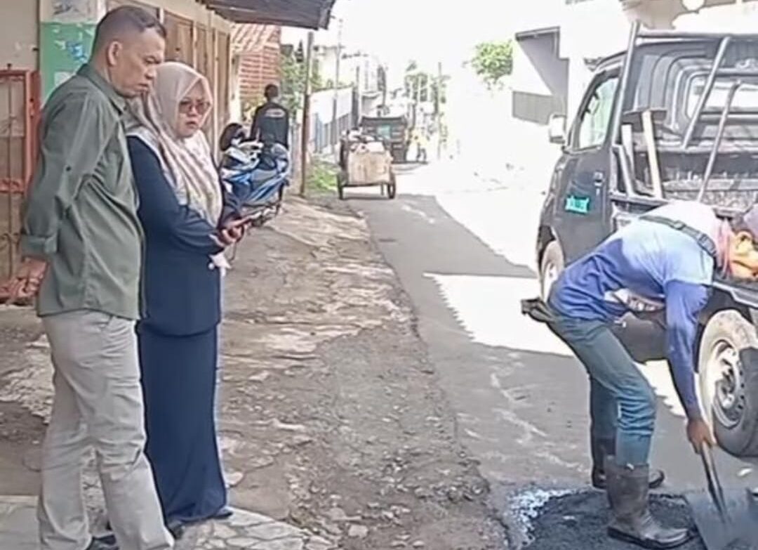 PENINJAUAN: Camat Warudoyong Sandra Utama Teguh saat melakukan peninjauan perbaikan jalan di wilayah kerjanya, Rabu (16/7).