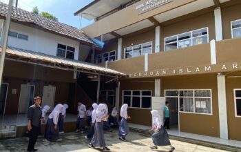 FOTO : DENDI/RADAR SUKABUMI TERDAMPAK : Suasana sekolah SMK Ar-Rahmah, di Jalan Nasional Sukabumi-Cianjur, Cirumput, Desa Selaawi, Kecamatan Sukaraja, Kabupaten Sukabumi, terdampak dari kebijakan Gubernur Jabar.