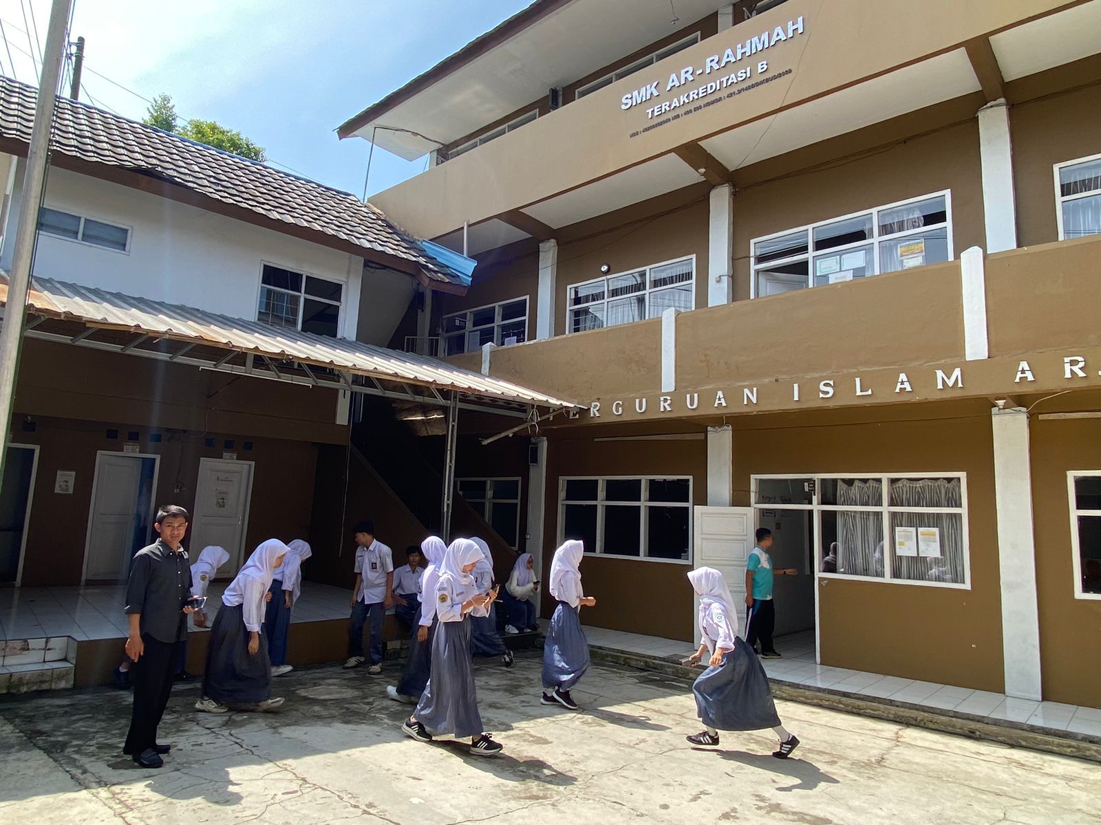 FOTO : DENDI/RADAR SUKABUMI TERDAMPAK : Suasana sekolah SMK Ar-Rahmah, di Jalan Nasional Sukabumi-Cianjur, Cirumput, Desa Selaawi, Kecamatan Sukaraja, Kabupaten Sukabumi, terdampak dari kebijakan Gubernur Jabar.