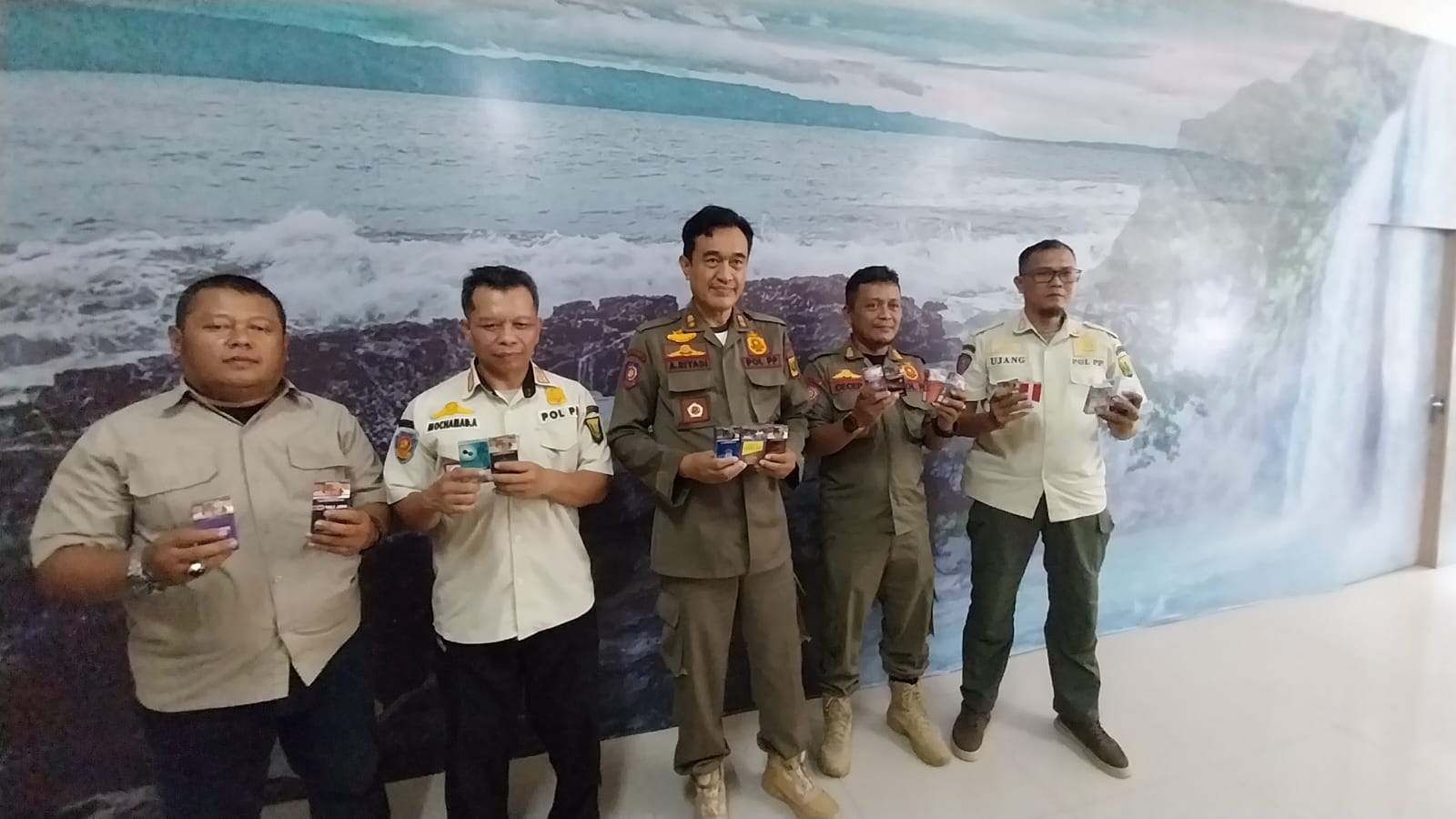 Ribuan bungkus rokok diduga ilegal berhasil diamankan dalam operasi gabungan yang dilakukan Satuan Polisi Pamong Praja (Satpol PP) Kabupaten Sukabumi bersama tim Bea Cukai Bogor.