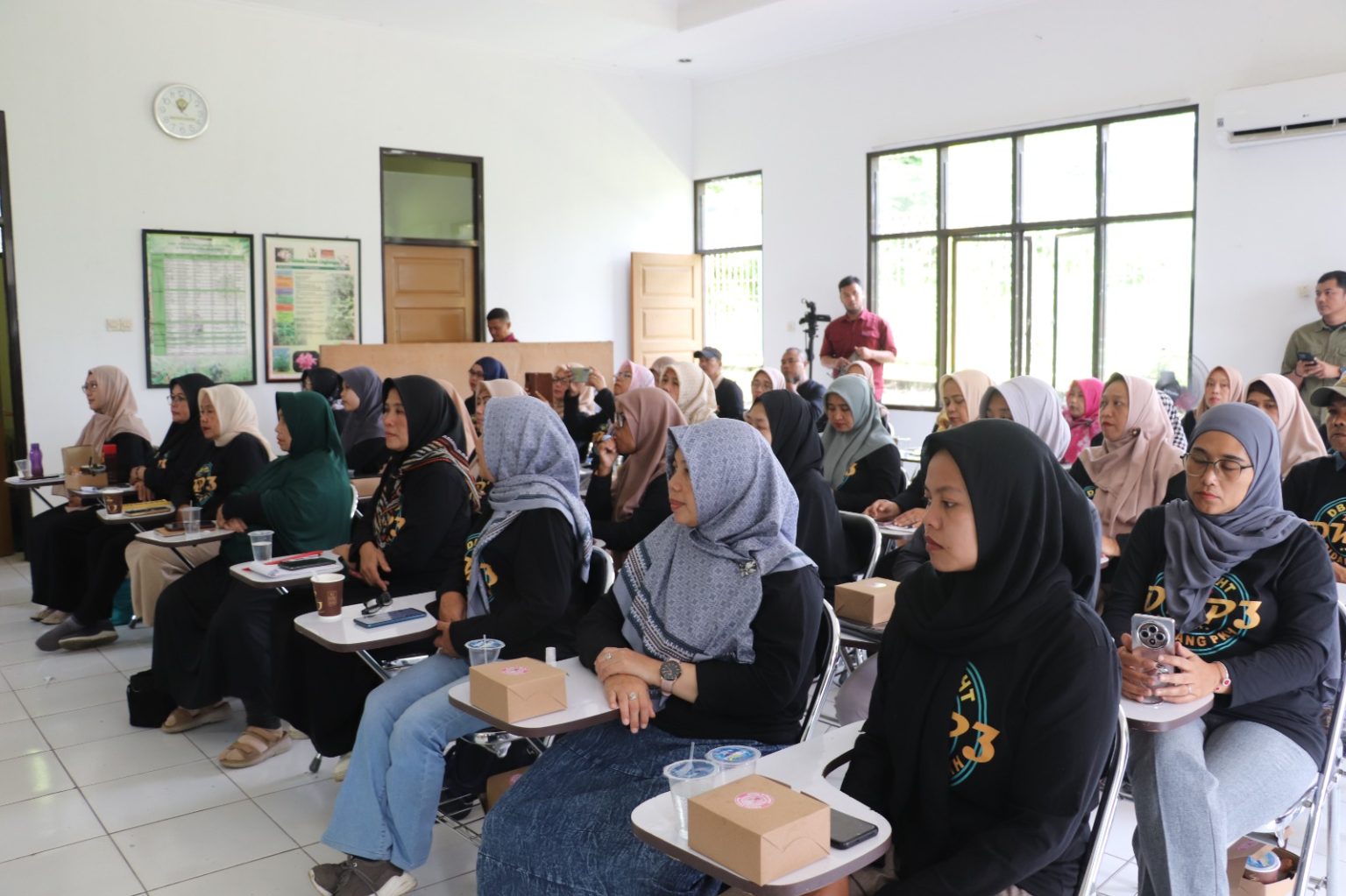 PELATIHAN: Sejumlah peserta saat mengikuti pelatihan keterampilan pengolahan susu kefir dan permen susu di Kawasan Agroeduwisata Cikundul, belum lama ini.