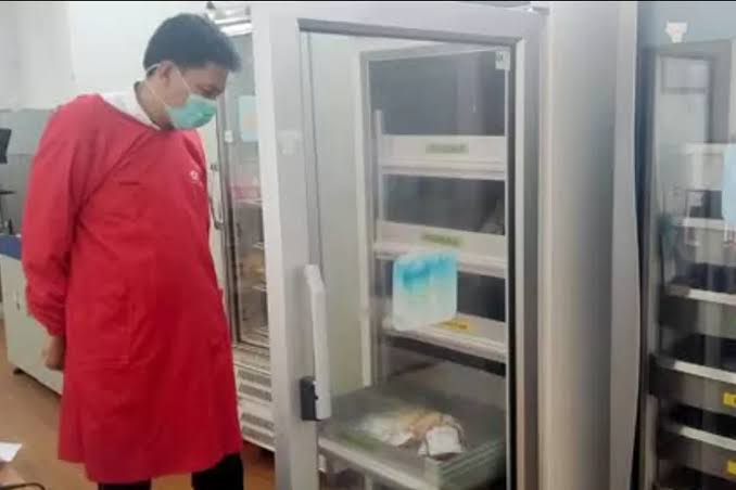 FT: DOK/RADARSUKABUMI STOK DARAH: PMI Kota Sukabumi saat memperlihatkan stok darah, belum lama ini.