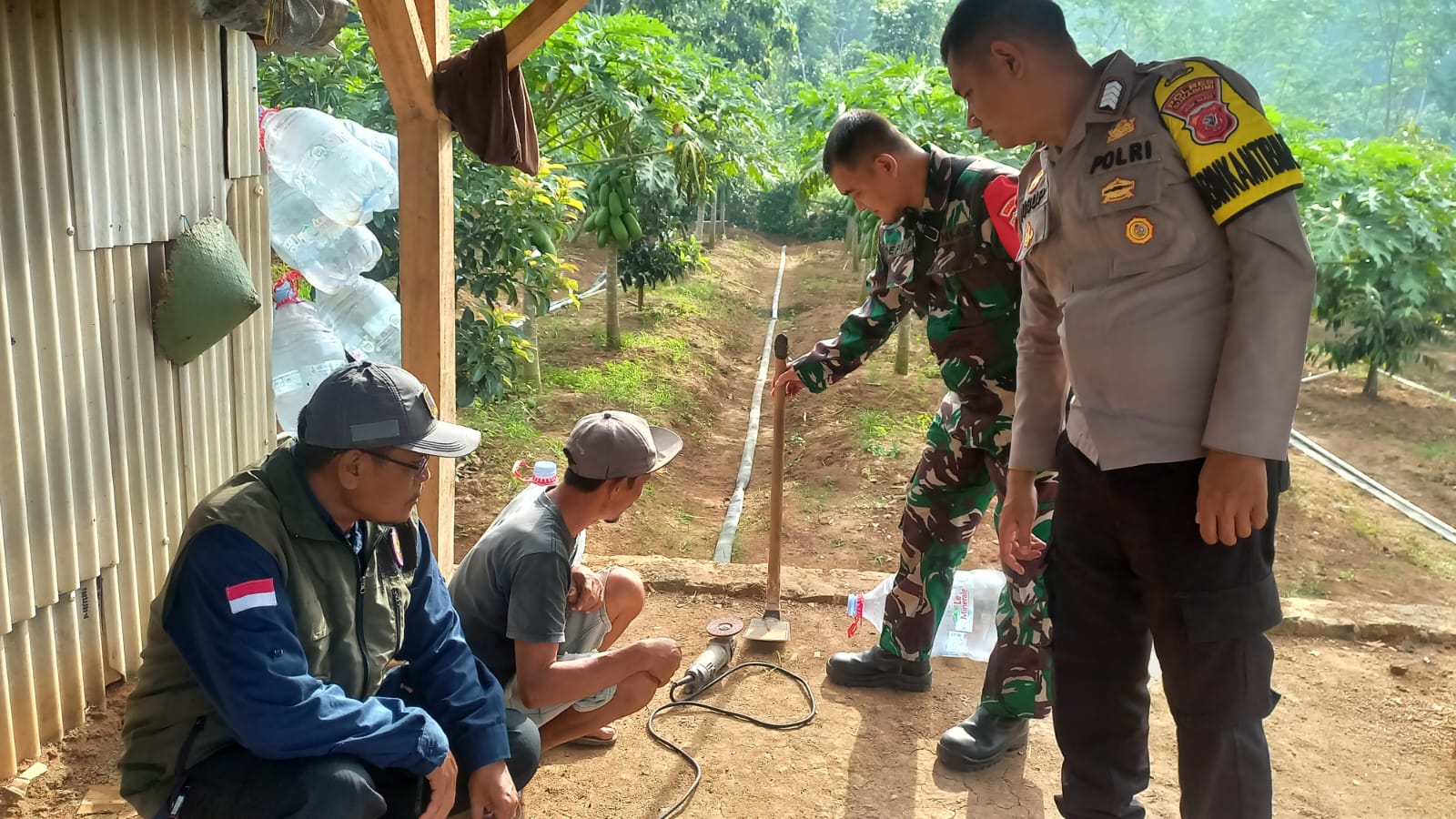 Seorang buruh harian lepas bernama Andi (41), warga Kampung Sawahbeura, Desa Cikangkung, Kecamatan Ciracap, Kabupaten Sukabumi, ditemukan meninggal dunia akibat diduga tersengat listrik saat mengasah cangkul menggunakan alat gurinda, Rabu (16/7/2025) sekitar pukul 10.00 WIB.