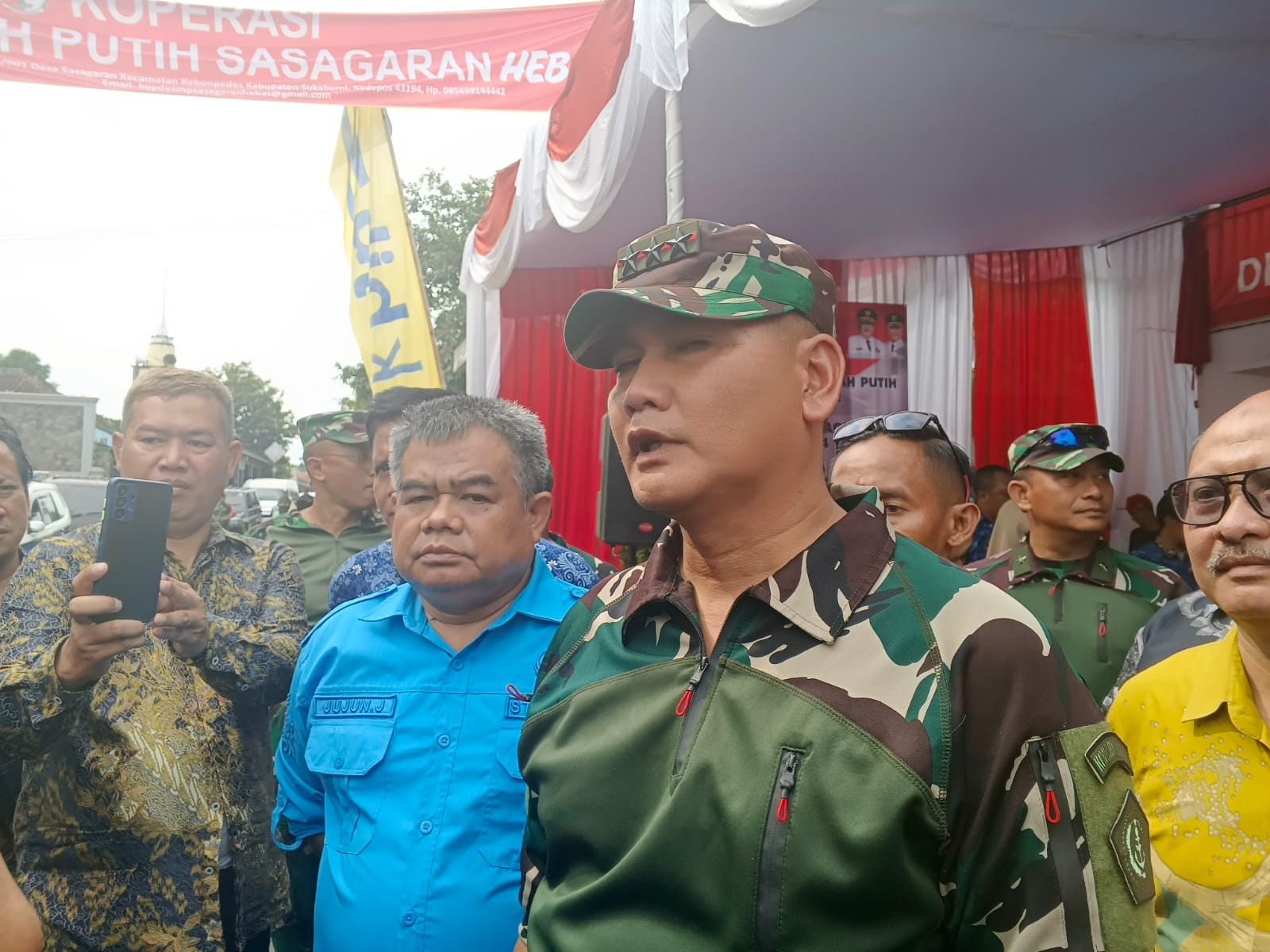 Pangkogabwilhan I Letnan Jenderal Kunto Arief Wibowo, didampingi Staf Ahli Bupati Sukabumi Jujun Junaedi serta unsur Forkopimcam setempat.