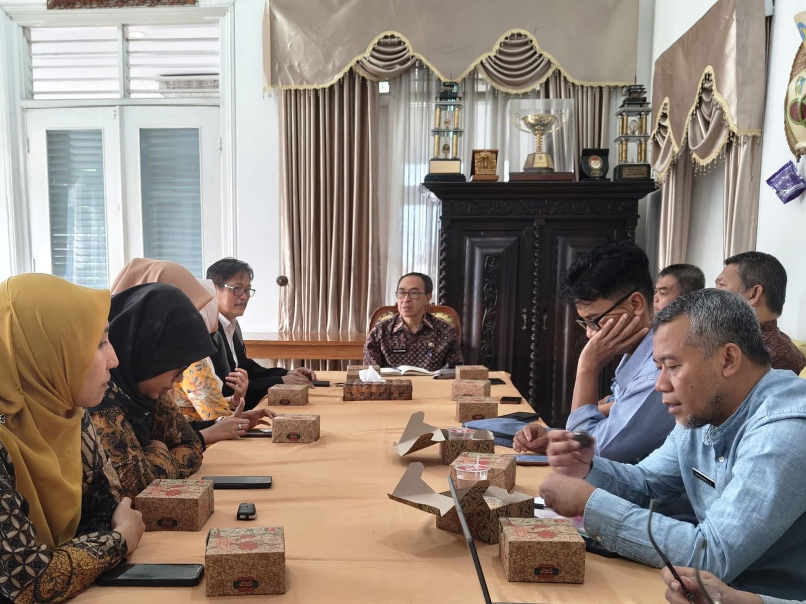 Sekda Kabupaten Sukabumi, Ade Suryaman, menerima audiensi jajaran Politeknik Sukabumi di Gedung Negara Pendopo Sukabumi, Jumat (18/7/2025).(Foto: Untuk Radar Sukabumi)