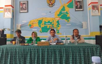 Kepala Desa Pasirhalang, Yusup Purnama, saat memberikan sambutan pada Rapat Kerja BUMDes Mitra Warga, Jumat (18/7/2025).(Foto: Untuk Radar Sukabumi)
