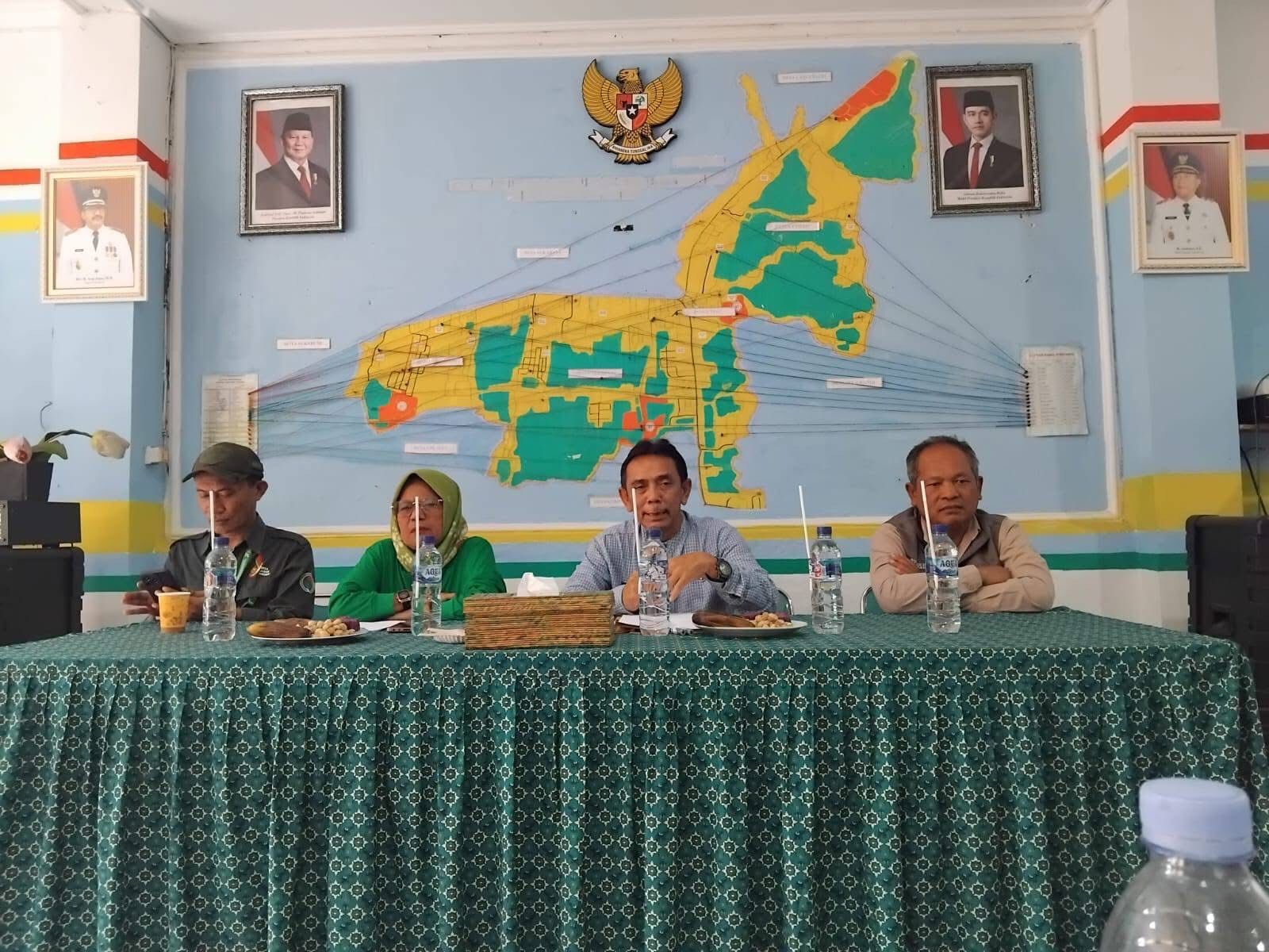 Kepala Desa Pasirhalang, Yusup Purnama, saat memberikan sambutan pada Rapat Kerja BUMDes Mitra Warga, Jumat (18/7/2025).(Foto: Untuk Radar Sukabumi)