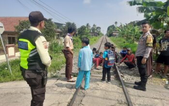 Petugas kepolisian saat olah TKP di lokasi kecelakaan KA Siliwangi KM 64+6/7, Kampung Gandasoli, Desa Cipurut, Kecamatan Cireunghas, Kabupaten Sukabumi.