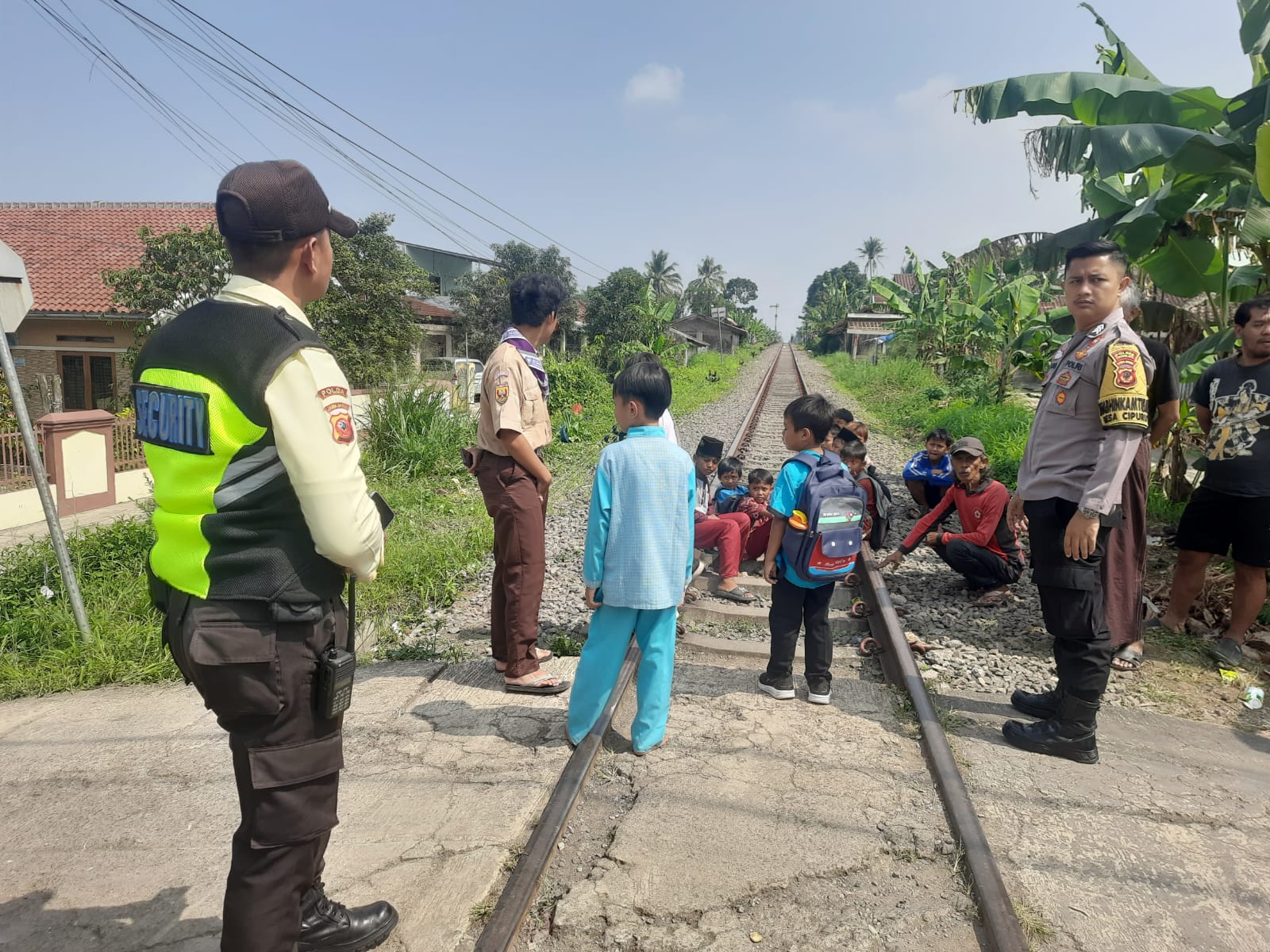 Petugas kepolisian saat olah TKP di lokasi kecelakaan KA Siliwangi KM 64+6/7, Kampung Gandasoli, Desa Cipurut, Kecamatan Cireunghas, Kabupaten Sukabumi.