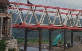 Kondisi Jembatan Bojongkopo saat tengah diperbaiki.(Foto: Nandi/Radar Sukabumi)