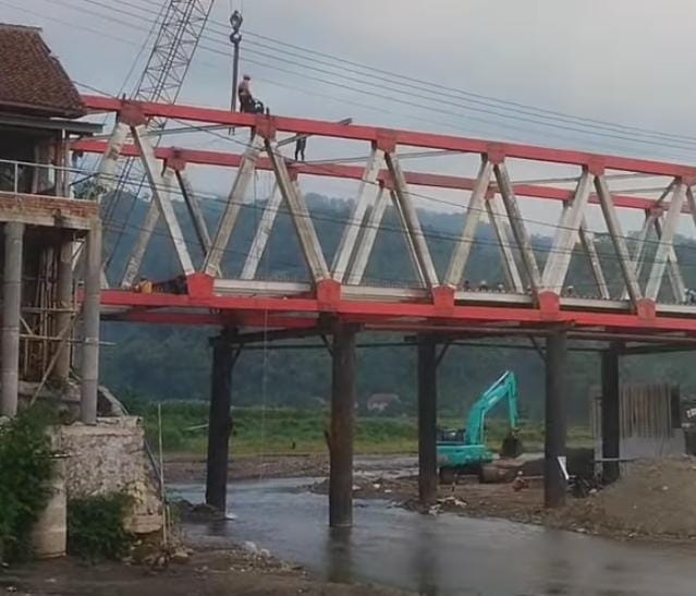 Kondisi Jembatan Bojongkopo saat tengah diperbaiki.(Foto: Nandi/Radar Sukabumi)