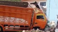 Sopir Mengantuk, Truk Tabrak Warung di Cikakak Sukabumi