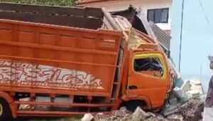 Sopir Mengantuk, Truk Tabrak Warung di Cikakak Sukabumi