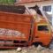 Sebuah truk dilaporkan menabrak bangunan warung di Jalan Raya Palabuhanratu–Cisolok, tepatnya di Desa Cikakak, Kecamatan Cikakak, Kabupaten Sukabumi, Jumat (18/7/2025) sekitar pukul 11.00 WIB.