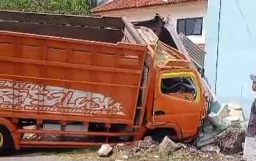 Sebuah truk dilaporkan menabrak bangunan warung di Jalan Raya Palabuhanratu–Cisolok, tepatnya di Desa Cikakak, Kecamatan Cikakak, Kabupaten Sukabumi, Jumat (18/7/2025) sekitar pukul 11.00 WIB.