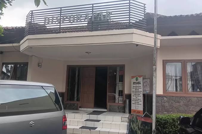 LENGGANG: Kondisi Kantor Disporapar Kota Sukabumi saat keadaan lenggang, belum lama ini.