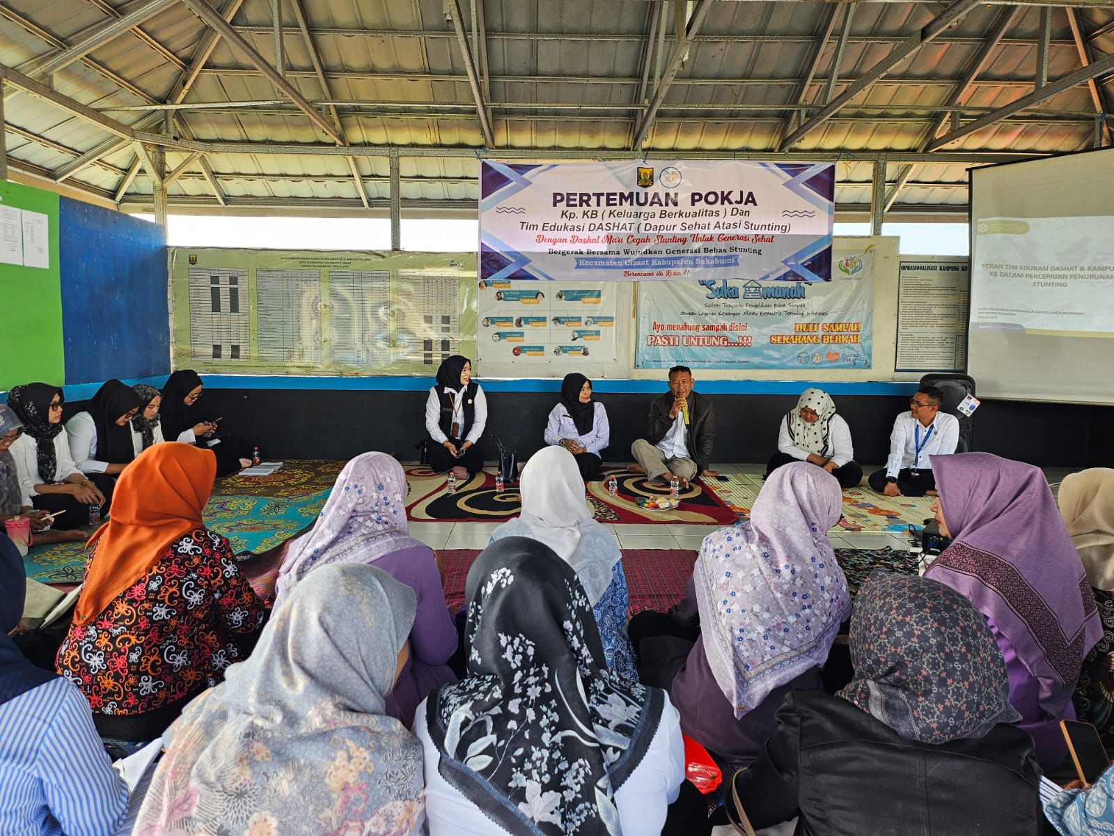 SAMBUTAN : Petugas DPPKB Kabupaten Sukabumi, saat memberikan sambutan pada Saresehan Evaluasi Tim Edukasi DASHAT di Balesawala Kampung KB Desa Sukamanah, Kecamatan Cisaat, pada beberapa waktu lalu