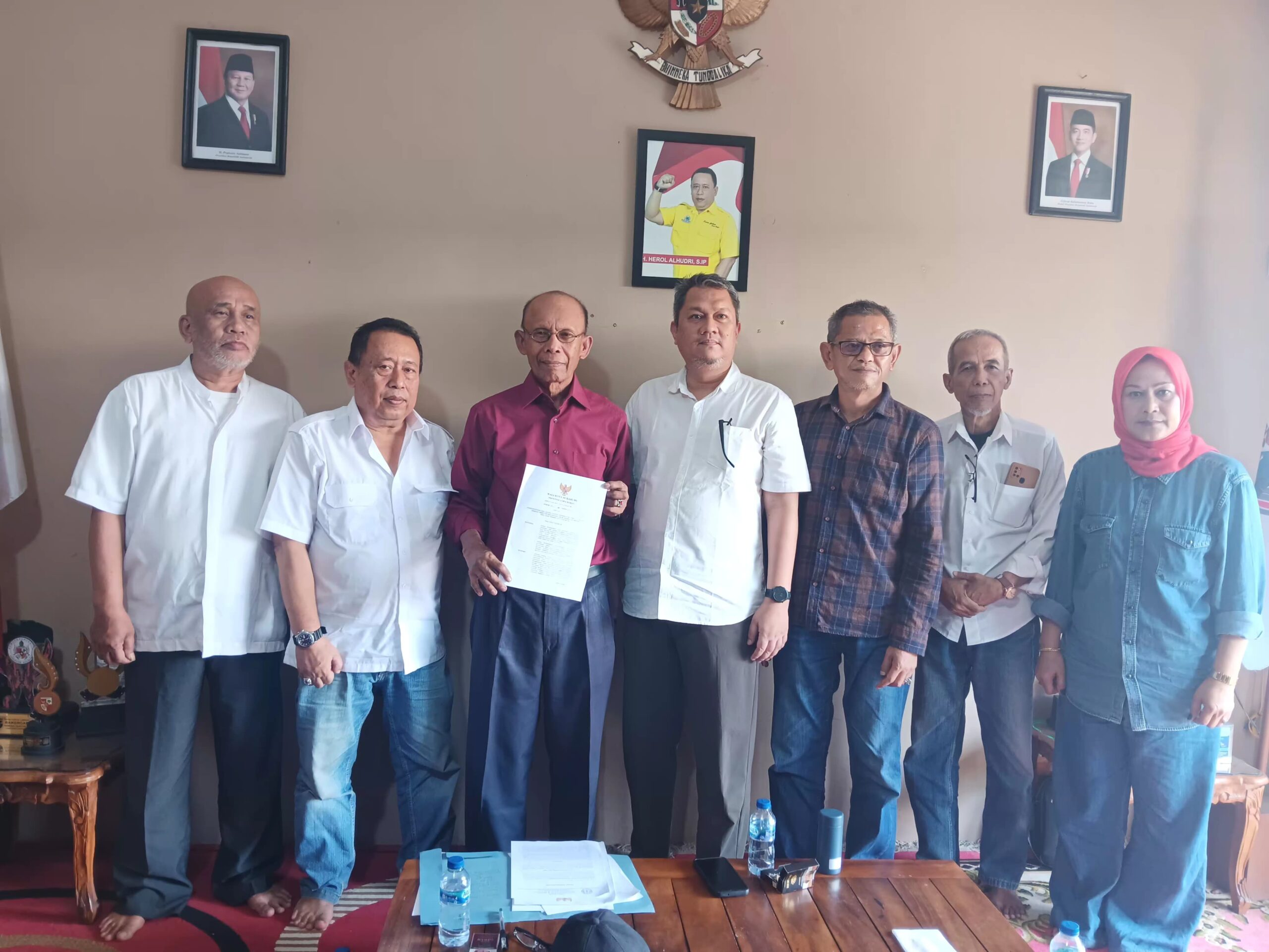 FT: BAMBANG/RADARSUKABUMI DIWAWANCARA: Direktur Utama PDAM TBW Kota Sukabumi, Sani Santika Susena Prawirakoesoema didampingi Kuasa Hukum saat diwawancara sejumlah media, belum lama ini.