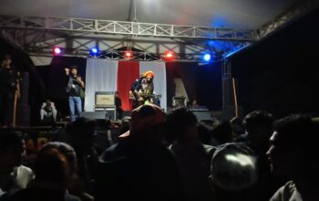 Bah Varid, putra mendiang legenda reggae Indonesia Bah Surip, naik ke atas panggung.