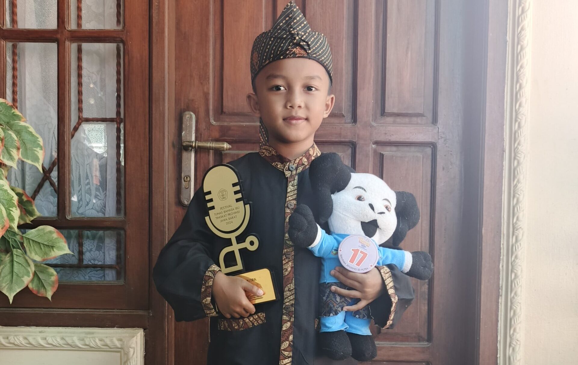 ldan Jonea Maska, siswa SDN Gandasoli, Kecamatan Cireunghas, berhasil meraih Juara 1 dalam Lomba Biantara Putra pada Festival Tunas Bahasa Ibu (FTBI) tingkat Provinsi Jawa Barat tahun 2024.