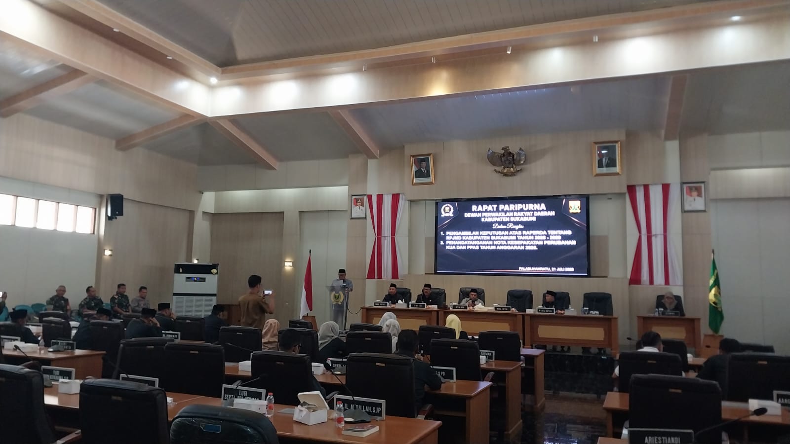FOTO : NANDI/ RADARSUKABUMI Suasana rapat paripurna di Gedung DPRD, Komplek Perkantoran Jajaway, Desa Citepus, Kecamatan Palabuhanratu, Senin (21/7/2025).