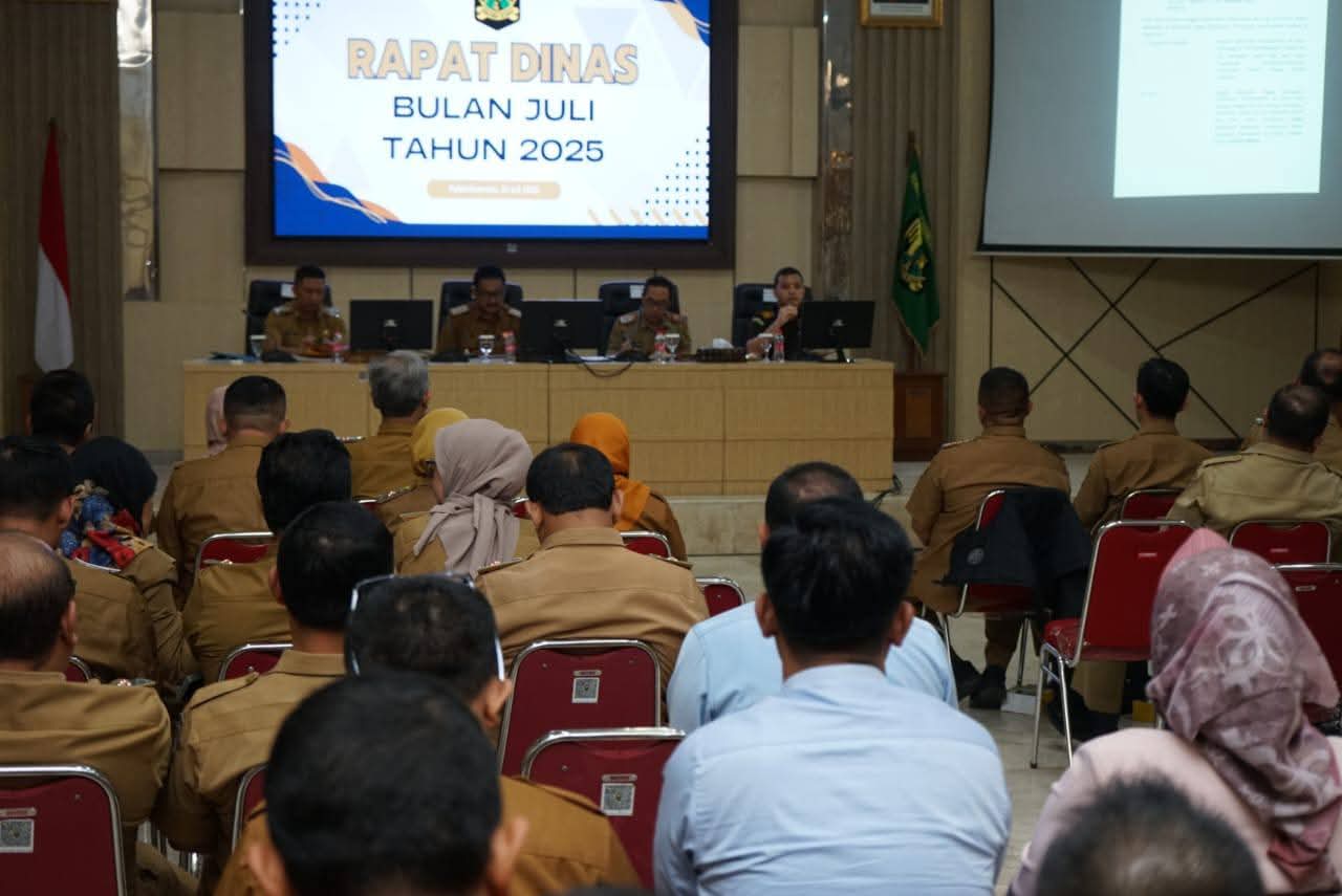 Bupati Sukabumi Asep Japar memimpin langsung Rapat Dinas Bulan Juli 2025 yang digelar di Aula Sekretariat Daerah Kabupaten Sukabumi, Senin (21/7/2025).