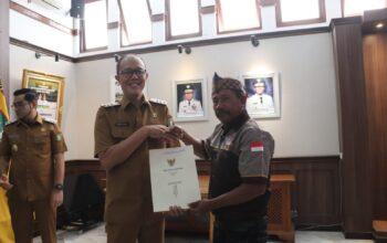 PENYALURAN HIBAH: Wali Kota Sukabumi, Ayep Zaki saat menghadiri penyerahan bantuan hibah kepada seluruh LPM se-Kota Sukabumi di Ruang Utama Balai Kota Sukabumi, Senin (21/7).