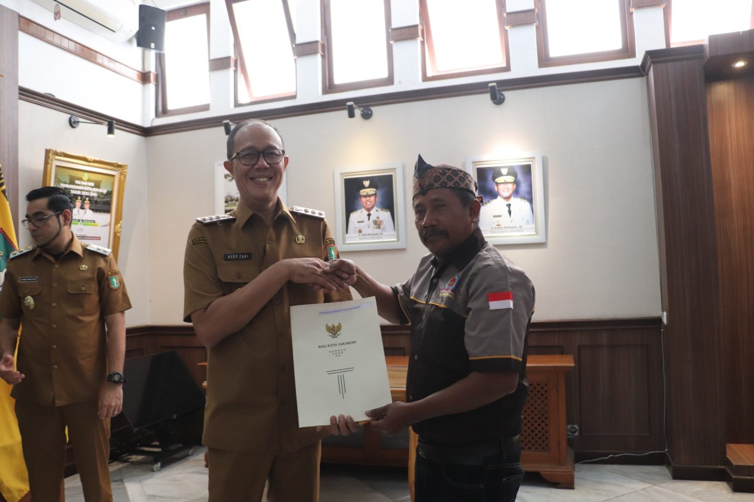 PENYALURAN HIBAH: Wali Kota Sukabumi, Ayep Zaki saat menghadiri penyerahan bantuan hibah kepada seluruh LPM se-Kota Sukabumi di Ruang Utama Balai Kota Sukabumi, Senin (21/7).