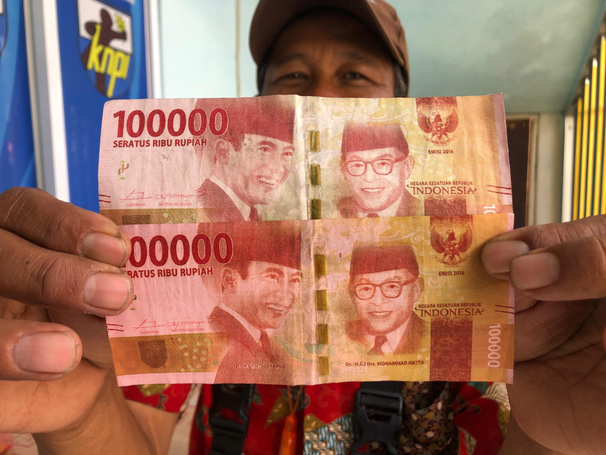Para pedagang kaki lima (PKL) menjadi sasaran utama praktik ilegal ini, dengan modus yang licik dan kerugian yang terus berulang.(Foto: Bambang / Radar Sukabumi)