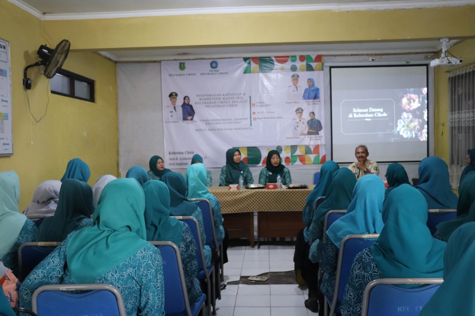 PELATIHAN: Pemerintah Kelurahan Cikole saat melakukan peningkatan kapasitas bertema pelatihan UMKM, belum lama ini.