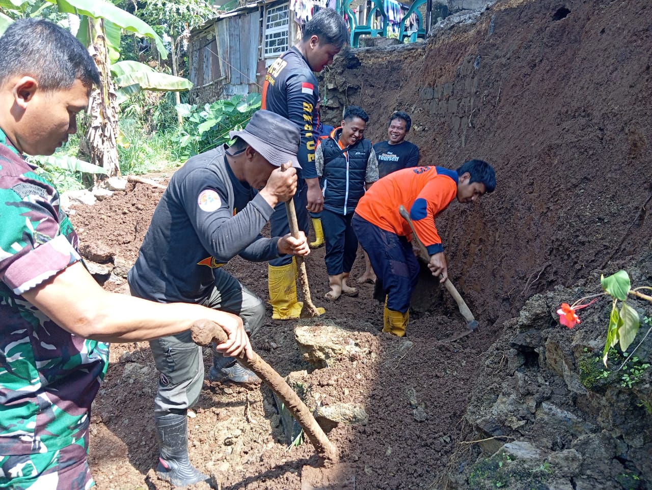 PENANGANAN: Sejumlah petugas BPBD Kota Sukabumi saat melakukan evakuasi bencana alam yang terjadi di wilayah kerjanya, belum lama ini.