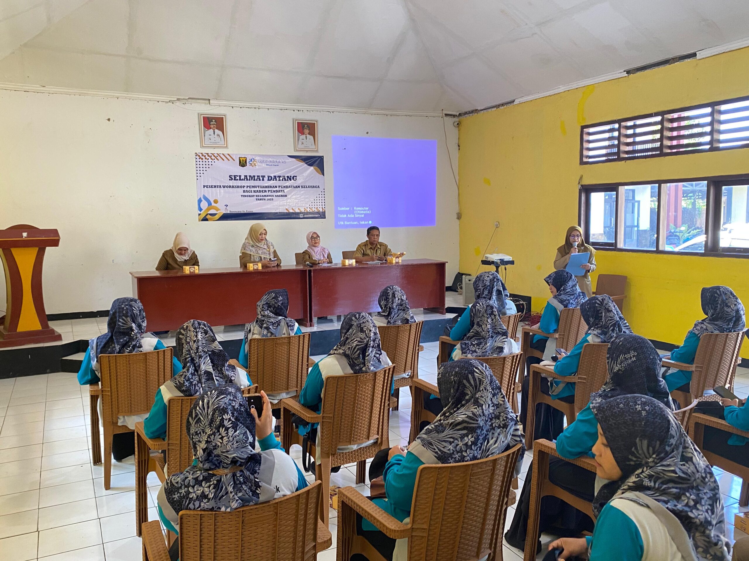 SAMBUTAN : Petugas DPPKB Kabupaten Sukabumi, saat Workshop Kader Pendata di salah satu kecamatan di Kabupaten Sukabumi.
