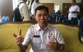 FOTO : DENDI/RADAR SUKABUMI DIWAWANCARAI : Kepala DPMD Kabupaten Sukabumi, Gun Gun Gunardi saat diwawancarai Radar Sukabumi di Gedung Negara Pendopo Sukabumi.