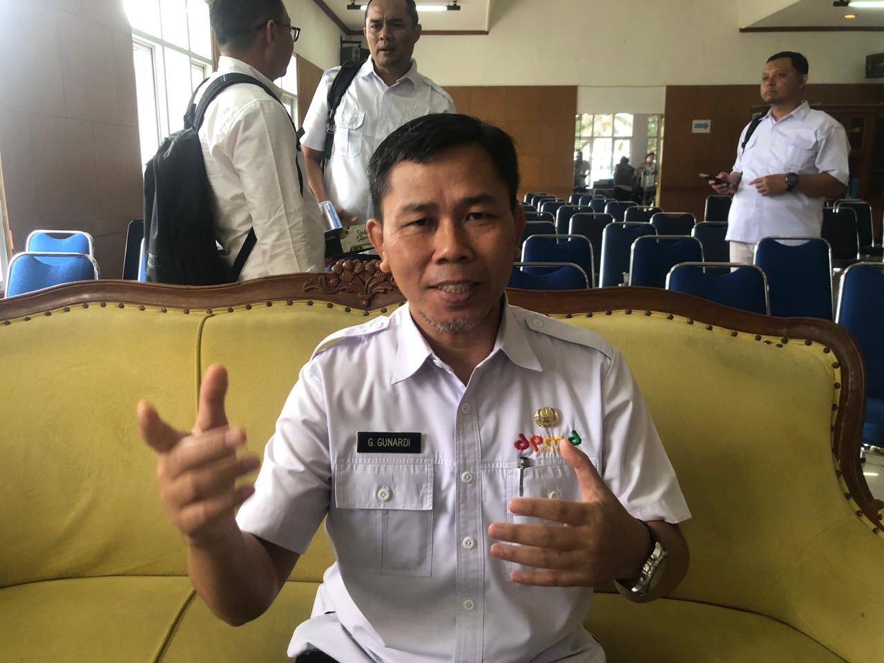 FOTO : DENDI/RADAR SUKABUMI DIWAWANCARAI : Kepala DPMD Kabupaten Sukabumi, Gun Gun Gunardi saat diwawancarai Radar Sukabumi di Gedung Negara Pendopo Sukabumi.