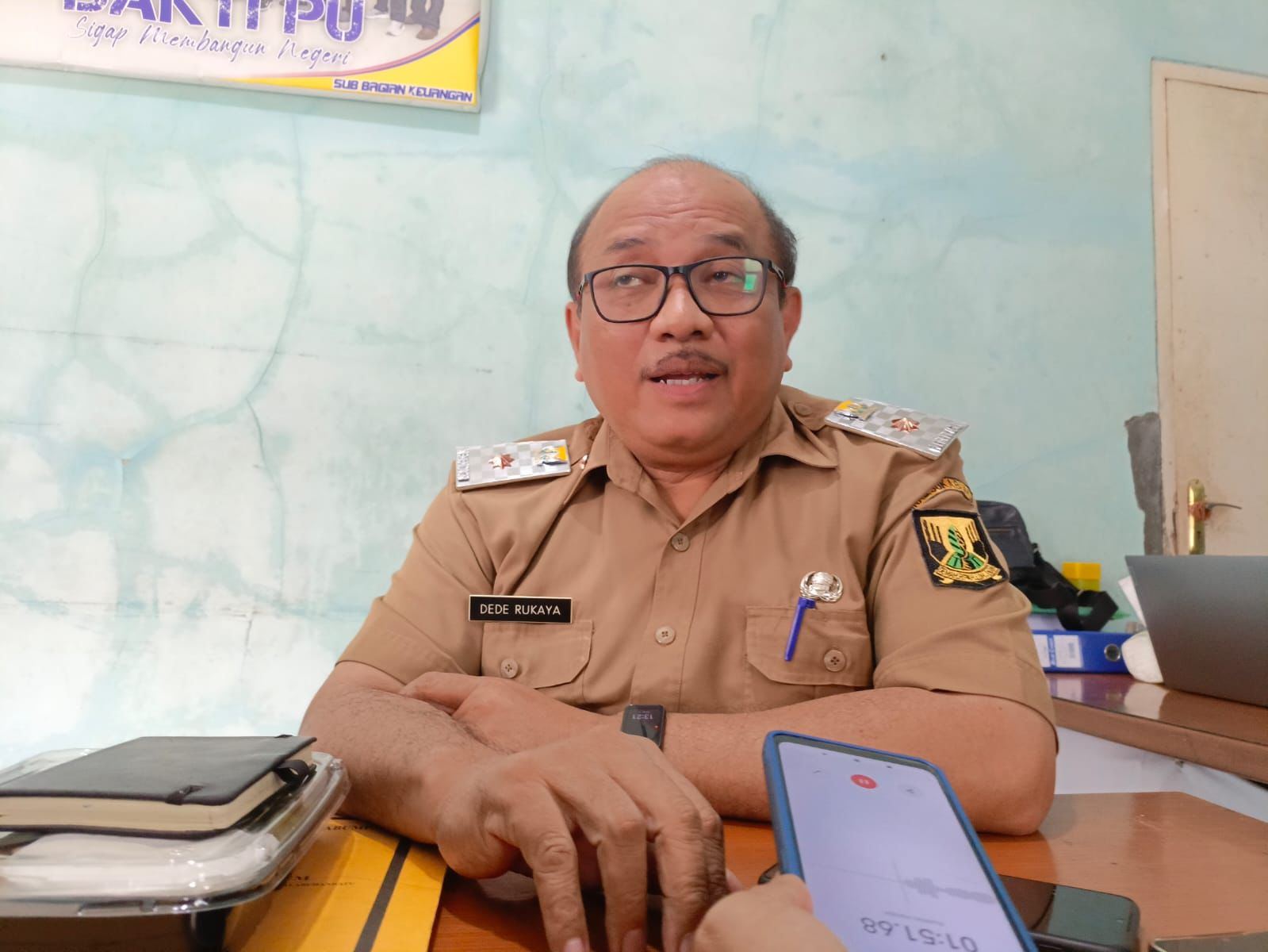 DIWAWANCARAI : Kepala Dinas PU Kabupaten Sukabumi, Dede Rukaya saat diwawancarai di Aula Bidang Sumber Daya Air, Jalan Palabuhan II, Kota Sukabumi.