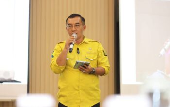 SAMBUTAN : Sekretaris Dinas Kesehatan Kabupaten Sukabumi, Andi Rahman, saat memberikan sambutan pada program Keluarga Sigap yang diselenggarakan di wilayah Kota Sukabumi.